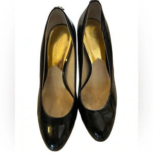Micheal Kors black roud toe  pumps size 8.5